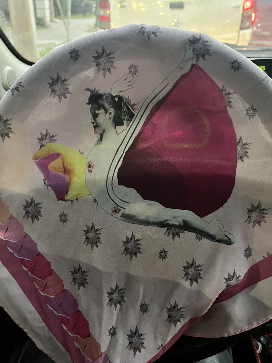 claudiaaldanas's tweet image. En estos días olímpicos, me puse mi pañuelo de la gran Nadia Comanecci que hizo la @Cocosturera para ir a conversar con @nduchamp en @imagina881 dentro de un ratito.