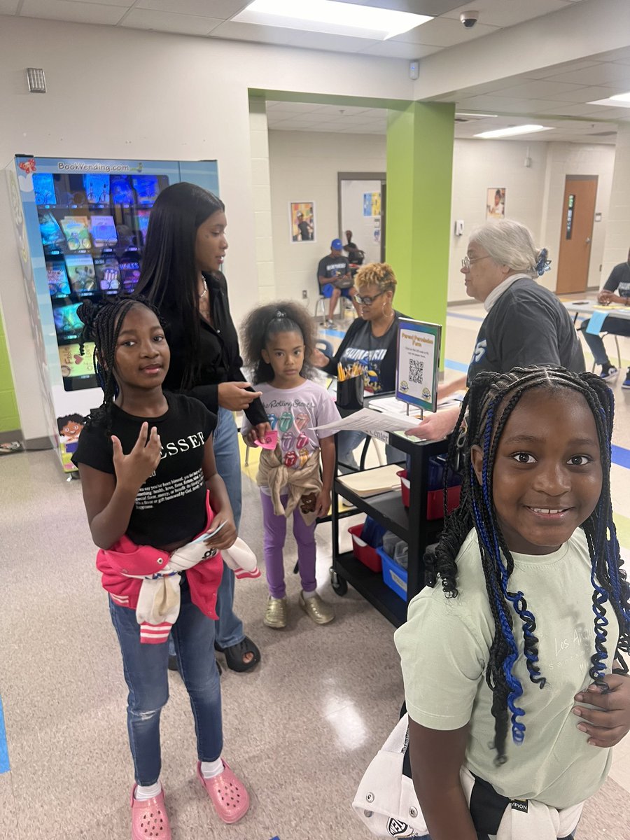 APSHumphriesES's tweet photo. โจโจ@APSHumphriesES is ready for school to start! From safety and schedules to classroom set up and open house, we are eager to welcome students back! 1/2 #theHUMPHRIESway #roadrunnerready https://t.co/X8yEyvEWGu