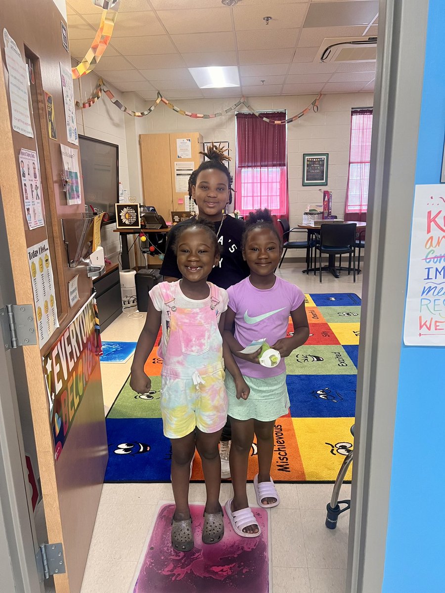 APSHumphriesES's tweet photo. โจโจ@APSHumphriesES is ready for school to start! From safety and schedules to classroom set up and open house, we are eager to welcome students back! 2/2 #theHUMPHRIESway #roadrunnerready https://t.co/Qjr8elEmAt