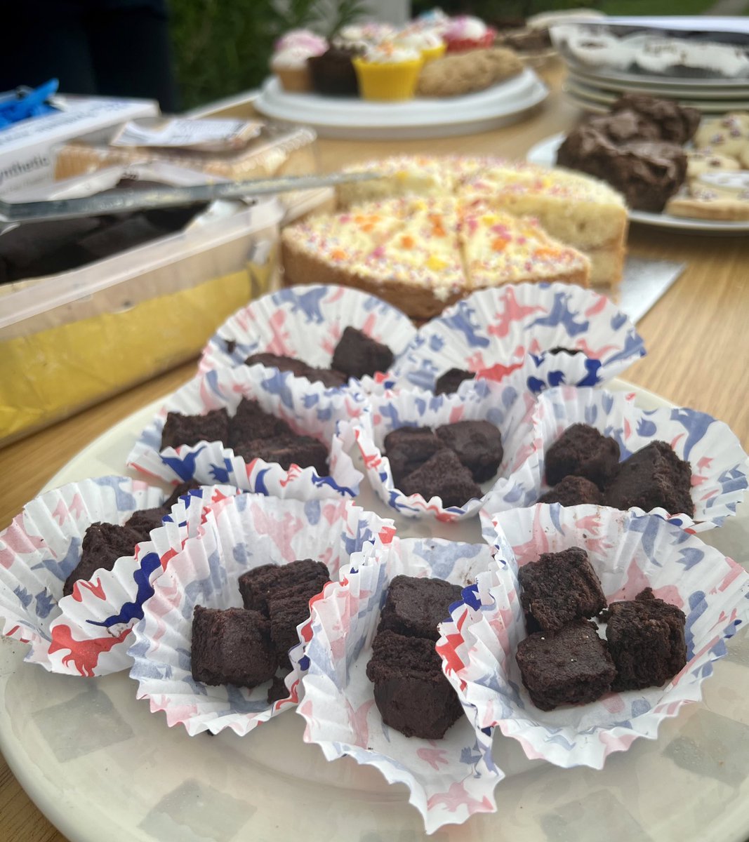 Blogsbyfa's tweet image. Sharing some photos from the bake sale I volunteered for, in order to raise funds for a local pre-school! 🍰🧁🇬🇧 #bakesale #charity