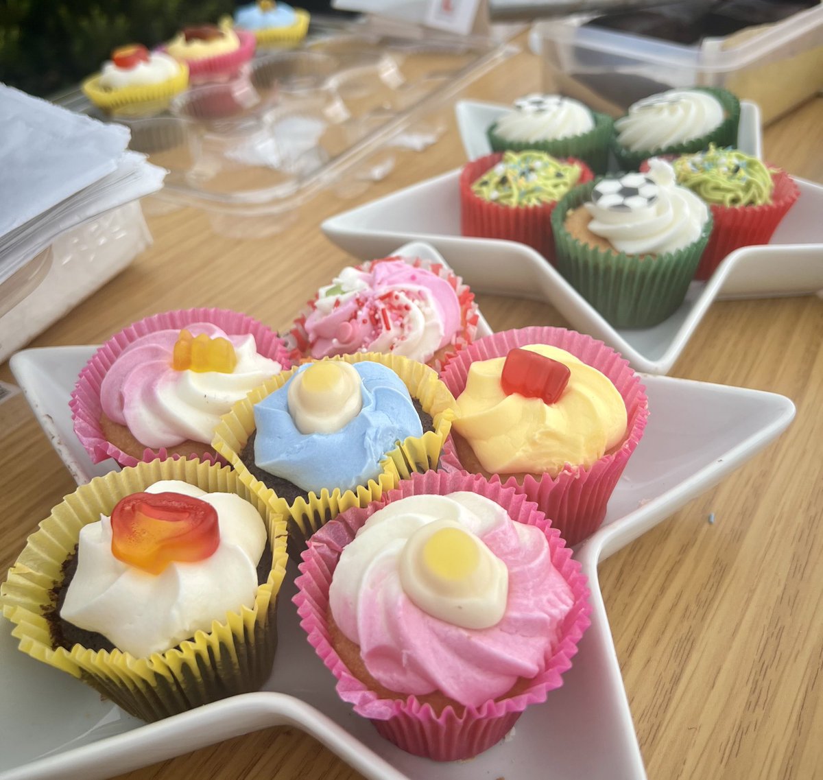 Blogsbyfa's tweet image. Sharing some photos from the bake sale I volunteered for, in order to raise funds for a local pre-school! 🍰🧁🇬🇧 #bakesale #charity
