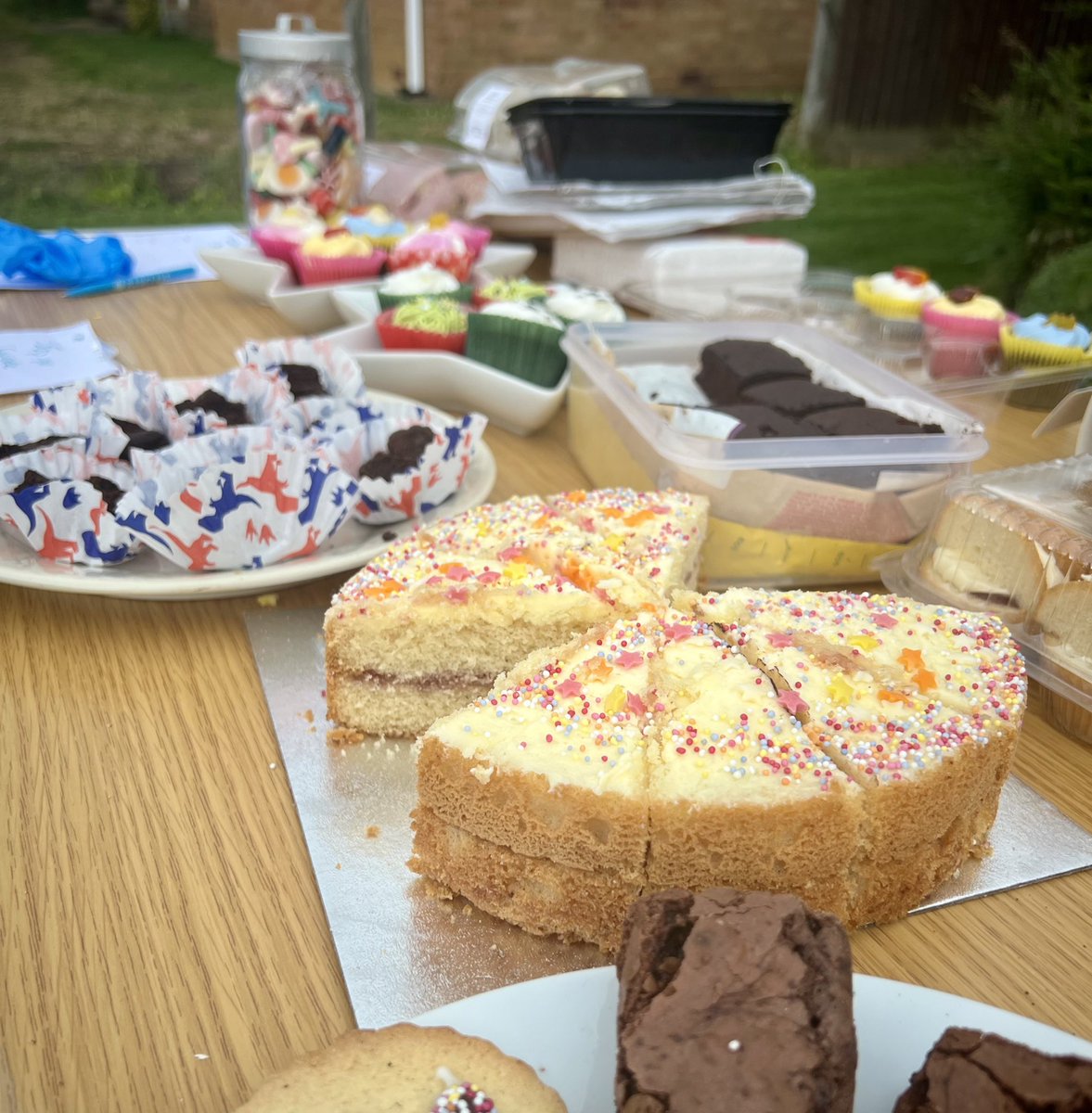Blogsbyfa's tweet image. Sharing some photos from the bake sale I volunteered for, in order to raise funds for a local pre-school! 🍰🧁🇬🇧 #bakesale #charity