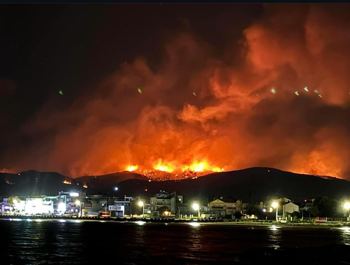 patriotikogr's tweet photo. Εύβοια: Ατελείωτη η μάχη με τις φλόγες!
Κατακαίγεται το πιο παρθένο δάσος στην κεντρική Εύβοια - Σοκάρουν οι εικόνες από drone- Είναι το μεγαλύτερο μέτωπο μετά το 2021. #Εύβοια #φωτιά https://t.co/XhET8fvXIt