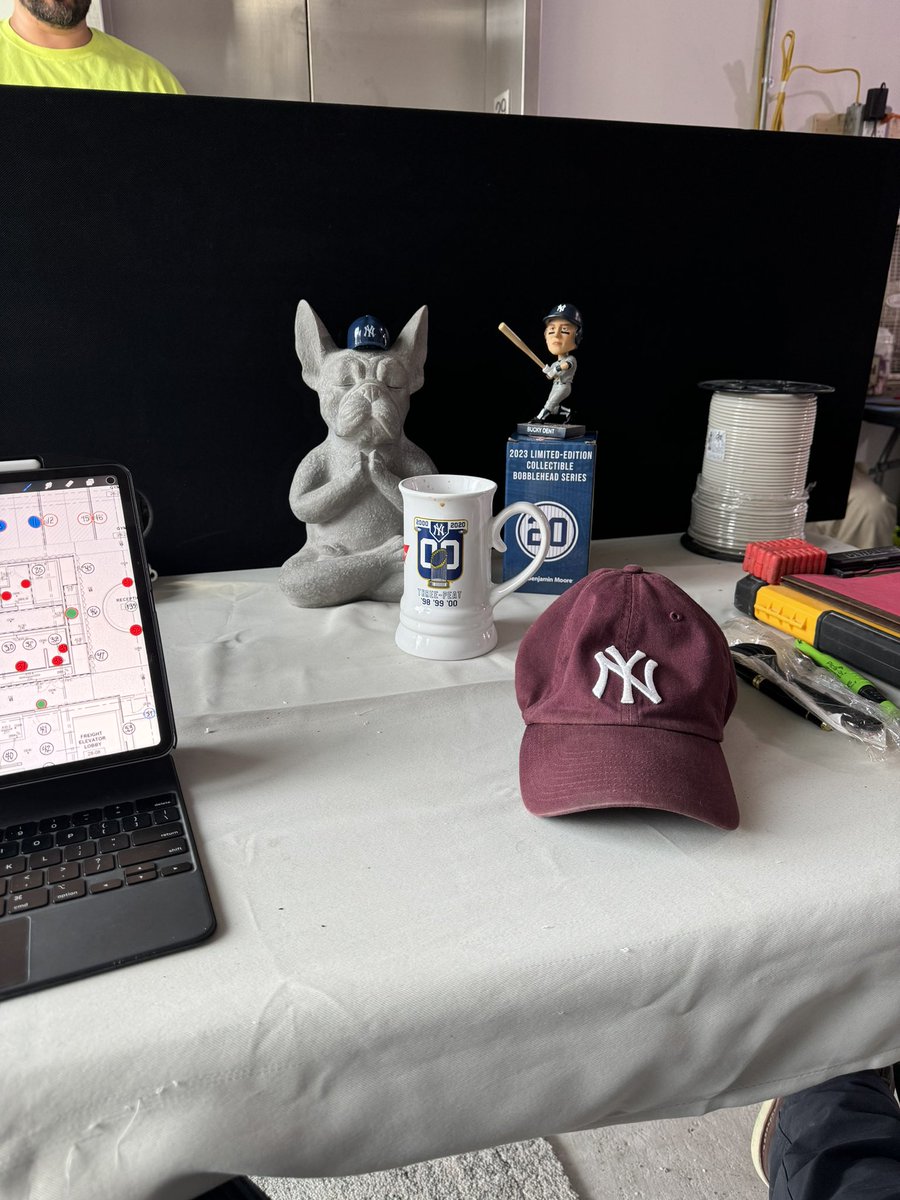 AdrianVega25's tweet image. Work desk setup #Local3 #toyotapinstripepride #pinstripepride  #newyorkyankees