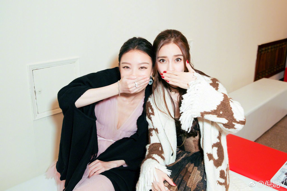 Don_yy365's tweet photo. 真是两个骚货，倪妮和baby看着你挺立的肉棒眼神中充满了情欲，你只有一根肉���，但这里有两个骚穴，你决定先操baby的骚穴，倪妮撅着嘴表示不满，却仍主动舔舐着你俩的交合处，baby的骚脸和倪妮的骚腿让你抽插得更加用力，最后射在了这两个骚货嘴里 https://t.co/9QRSQacIKU