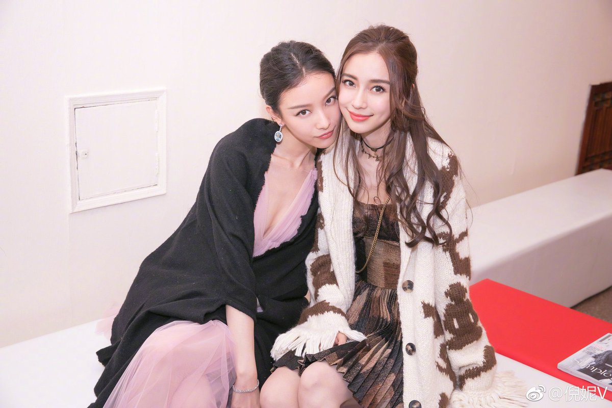 Don_yy365's tweet photo. 真是两个骚货，倪妮和baby看着你挺立的肉棒眼神中充满了情欲，你只有一根肉���，但这里有两个骚穴，你决定先操baby的骚穴，倪妮撅着嘴表示不满，却仍主动舔舐着你俩的交合处，baby的骚脸和倪妮的骚腿让你抽插得更加用力，最后射在了这两个骚货嘴里 https://t.co/9QRSQacIKU