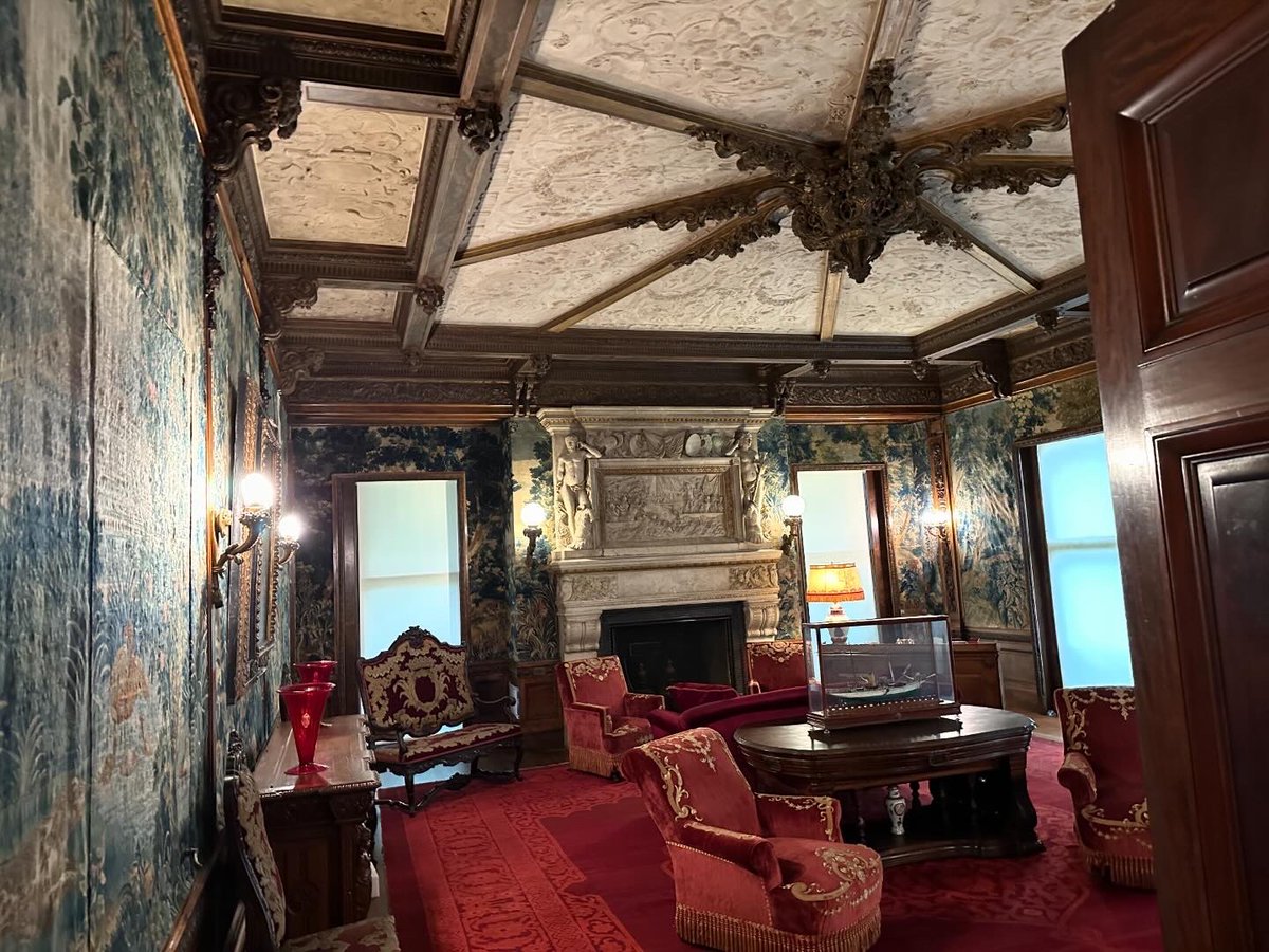 PresidentsVisit's tweet photo. Upstairs at the Vanderbilt Mansion 🛌🏛️🇺🇸🕰️🕯️⚱️
🚙⛱️☀️ #Vanderbilts #HydePark #SummerofJoe2024 #travelswithjoe https://t.co/1P9TV3mBNE