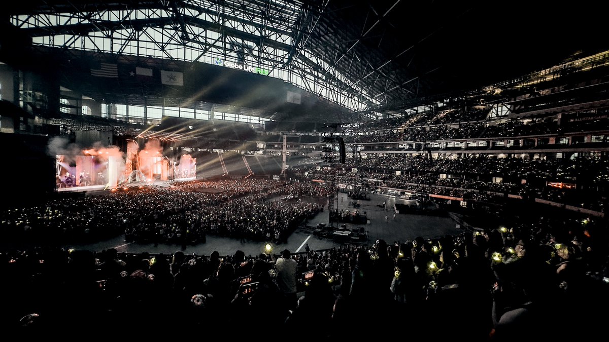 bambamstrash's tweet photo. Ateez @ Globe Life Stadium 📸💫 https://t.co/IEMvmsQyLb