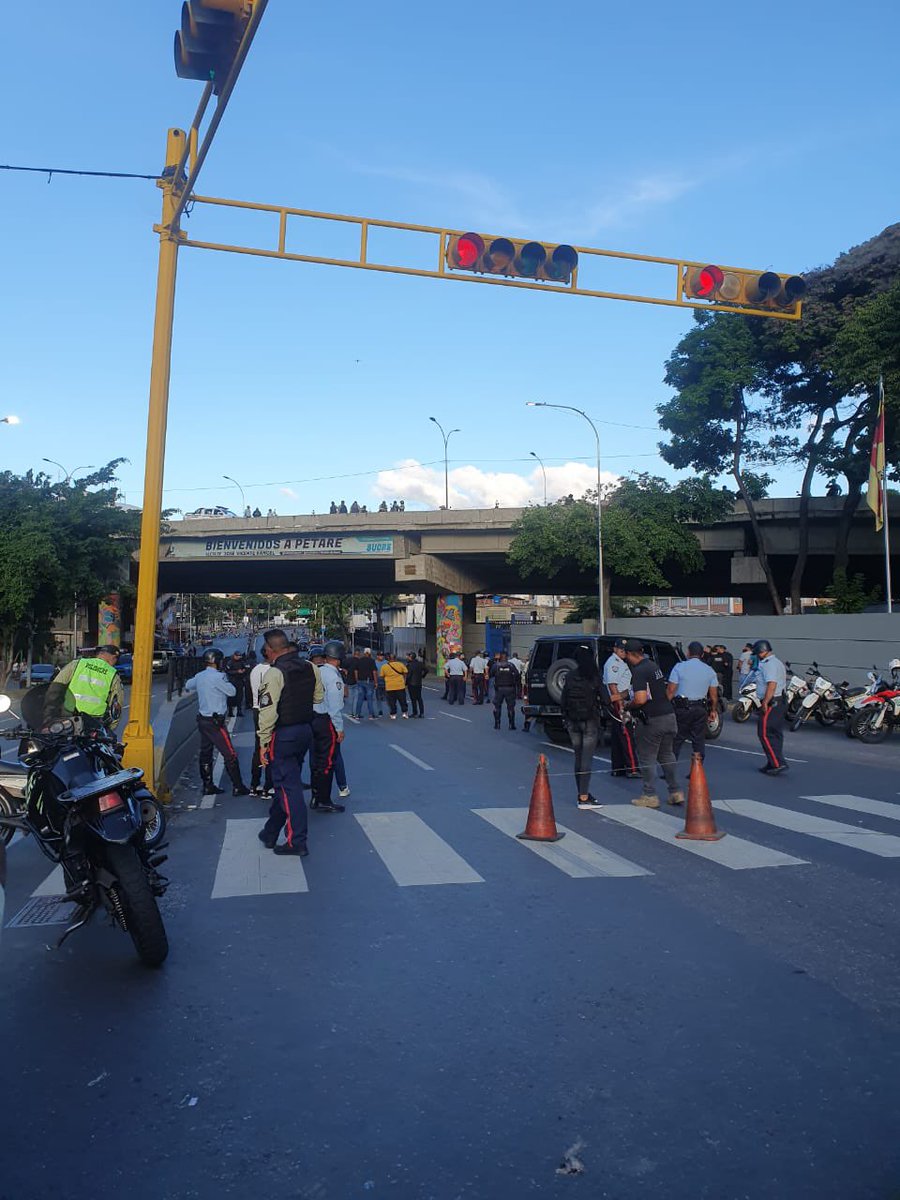 #Miranda 5:15 lanzaron una granada fragmentaria en la Av Francisco de Miranda, con cruce en la Lebrun en el municipio Sucre, se presume que sujetos la arrojaron desde la autopista. El artefacto explosivo quedó a pocos metros del Hospital Ana Francisca Pérez de León II.