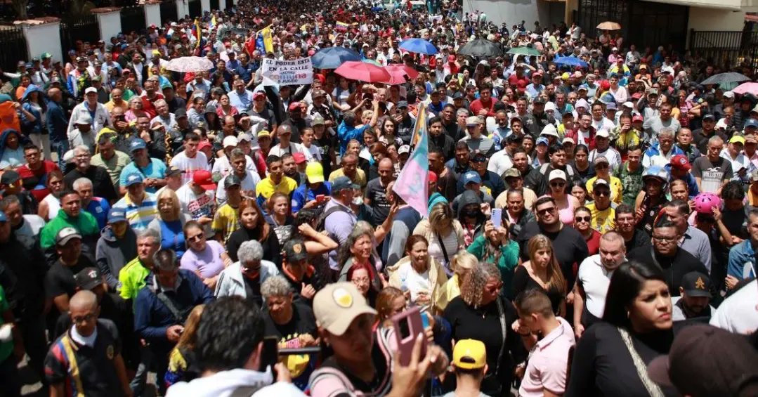 BermudezJoseA's tweet photo. Acompañamos al Gobernador @FreddyBernal Al ACTO POR LA PAZ Y LA UNIÓN CÍVICO MILITAR DEL PUEBLO TACHIRENSE en la  21 brigada la Concordia, en una gran demostración de compromiso del #Tachira con el Presidente @NicolasMaduro
@PSUVTachira
@PartidoPSUV https://t.co/qVTNz2RAHY