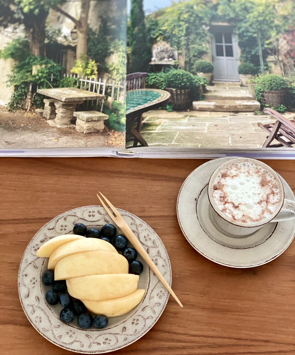 lifestyle_jee's tweet photo. 좋은 아침이에요!🍑🫐☕️
여름의 절정 8월이 시작됐네요. 
무더위에 건강관리 잘 하시고, 
행복한 한 달 잘 만들어 보아요.🍀
열심히 일하고, 자주 웃고, 많이 사랑한 사람이 
성공한 사람이래요.🩷
오늘도 많이 웃으시고, 사랑 가득한 날 보내세요! https://t.co/SddlE622JT