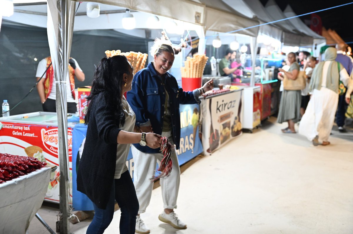 17. Emirdağ Gurbetçi Festivali bütün güzellikleri ve coşkusuyla devam ediyor...

Stantlarda yerimizi aldık 😎
Emirdağımızın kadim kültürünü tanıttığımız standımızı ziyaret etmeyi ihmal etmeyin....

Yarın MANUŞ BABA Konseri 🎶🎶

#Emirdağ 
#GurbetçiFestivali