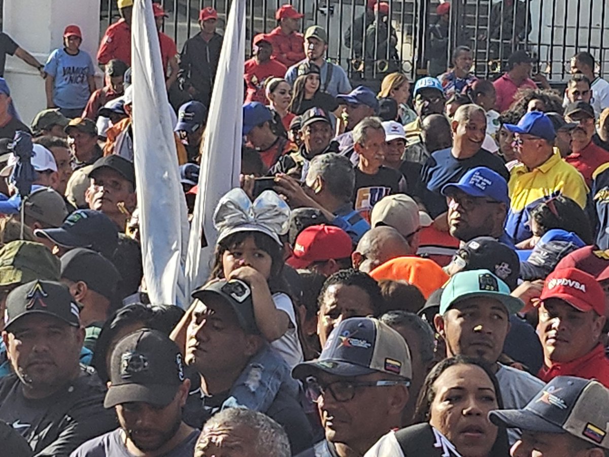 Hoy volvimos a las calles, alegres y en PAZ en defensa de la constitución y acompañando a nuestro único Presidente  <a href="/NicolasMaduro/">Nicolás Maduro</a>.
#VenzuelaEsPaz