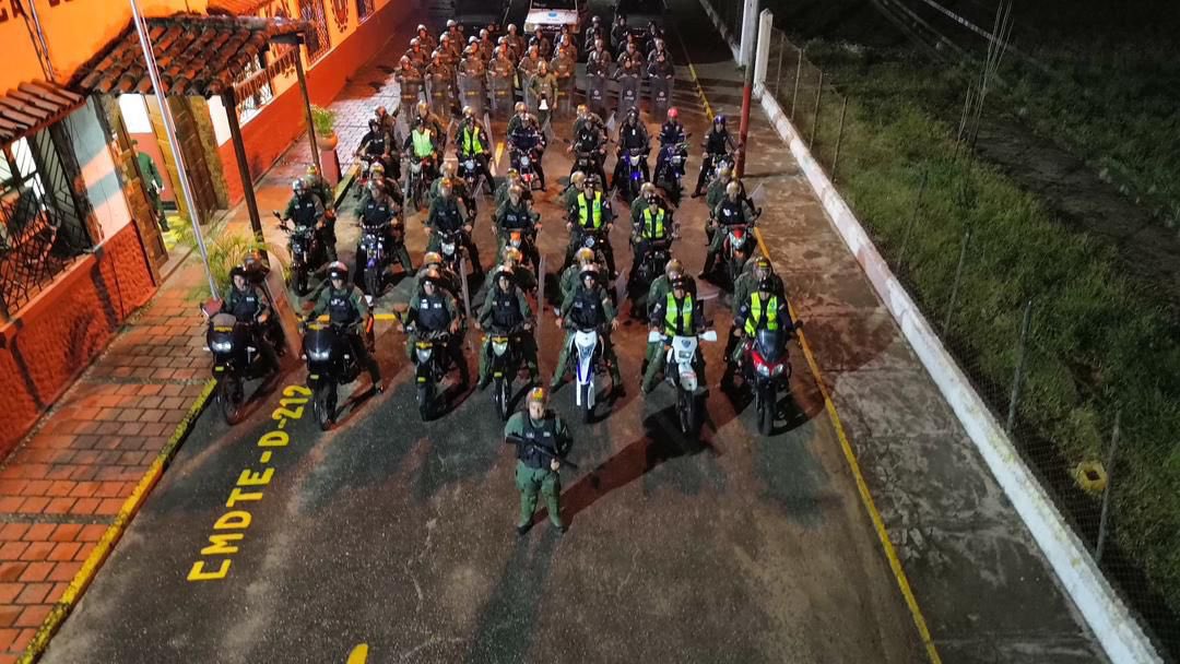 De la #CRBV, Artículo 328: La Fuerza Armada Nacional constituye una institución esencialmente profesional, sin militancia política, organizada por el Estado para garantizar la independencia y soberanía de la Nación y asegurar la integridad del espacio geográfico, mediante la