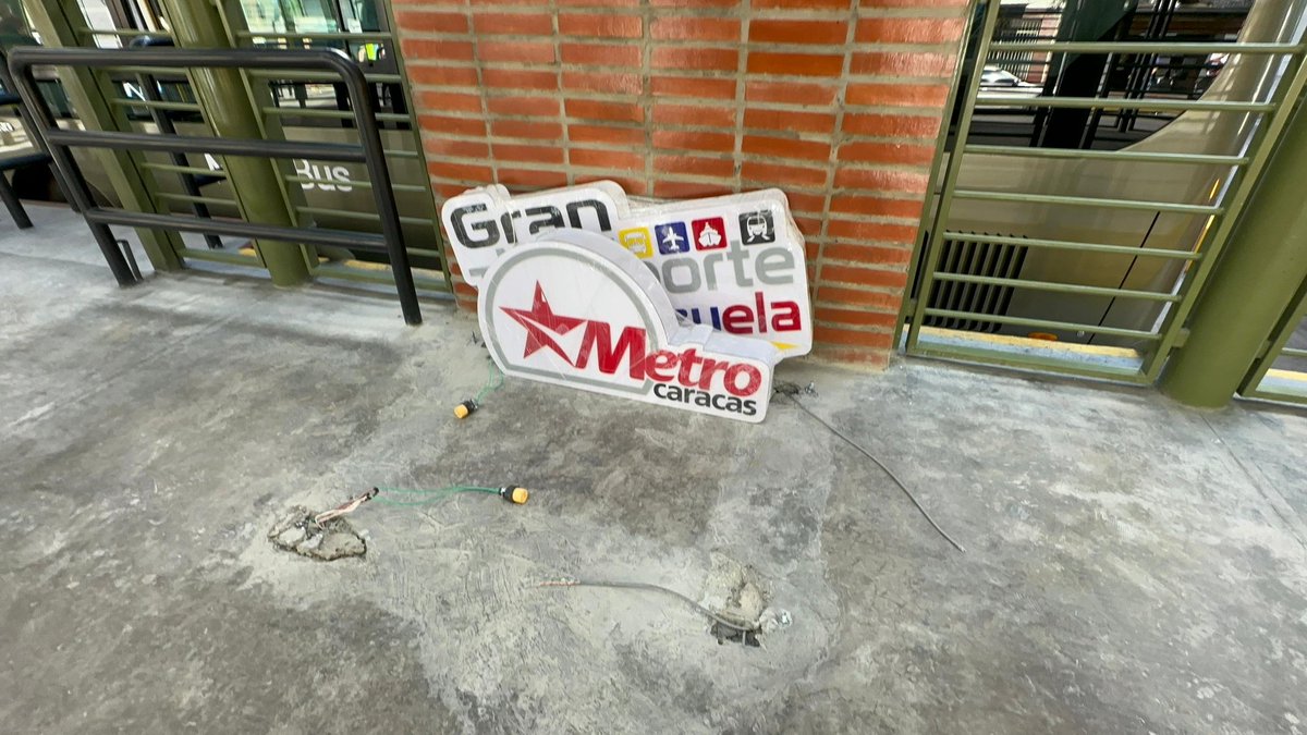 2/3 De esta forma, manifestó al sector transporte, tanto público como privado, que el suministro de combustible a nivel nacional está garantizado por las autoridades del @TransporteGobVe y del @MinPetroleoVE, para activar la movilización de las unidades en toda Venezuela,