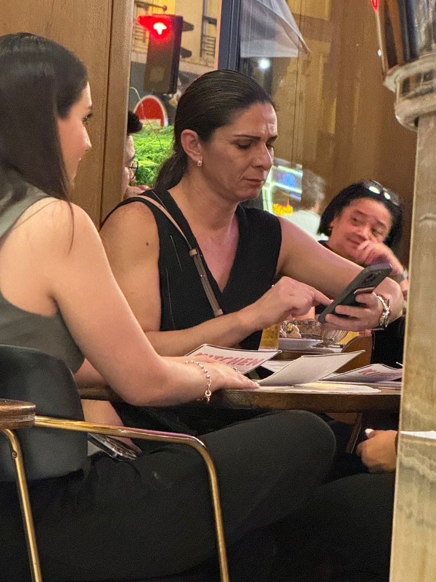 egomezislas's tweet photo. Capturan foto del encargado de los juegos olímpicos de México en Paris,  @AnaGabrielaGue, cenando a todo lujo en el restaurante “La Comete”. El tipo se la pasa bien. https://t.co/aLtrNf4c48