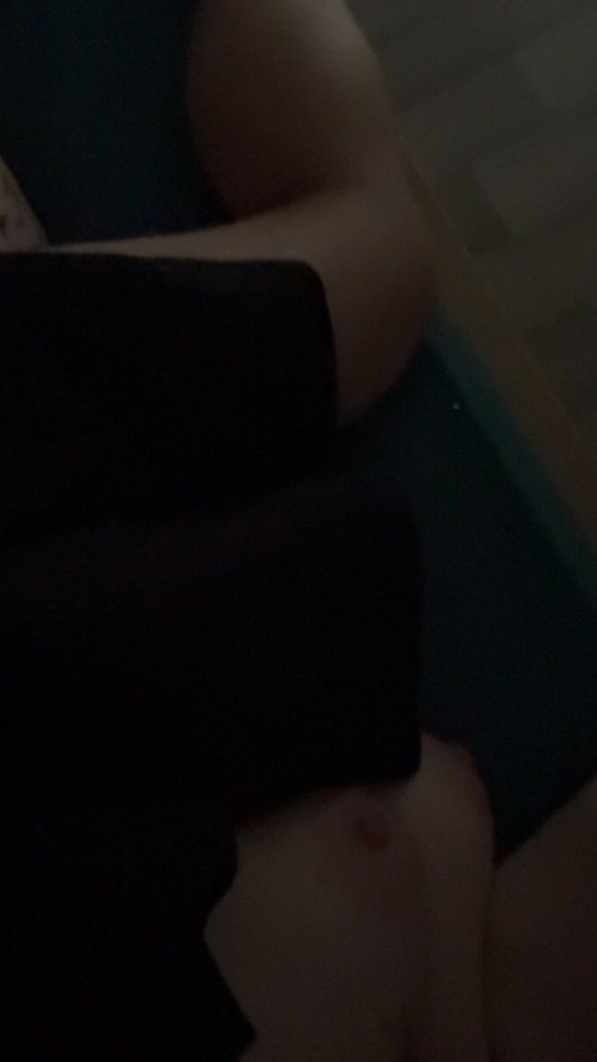 sazoleo44's tweet photo. Trop chaud, la paire de seins à l’air https://t.co/HowJljLuKe