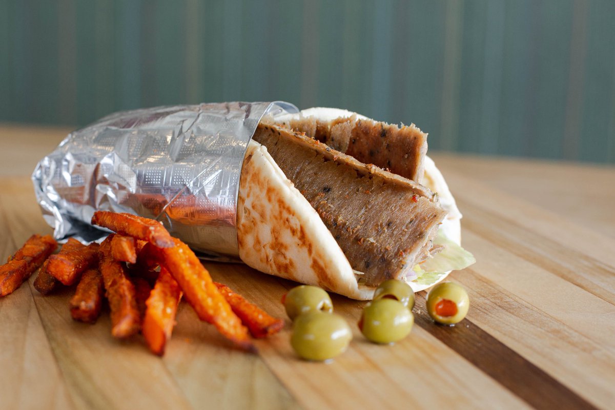 Who loves gyros? Come and try our delicious gyro with crispy sweet potato fries! 🥙🍟 #oliveburger #gyrolove #foodiefavorites #eatoliveburger #halalfood #gyro #tizikisauce #sweetpotato #olive #richardsontx #planotx #friscotx #dallasfoodie
