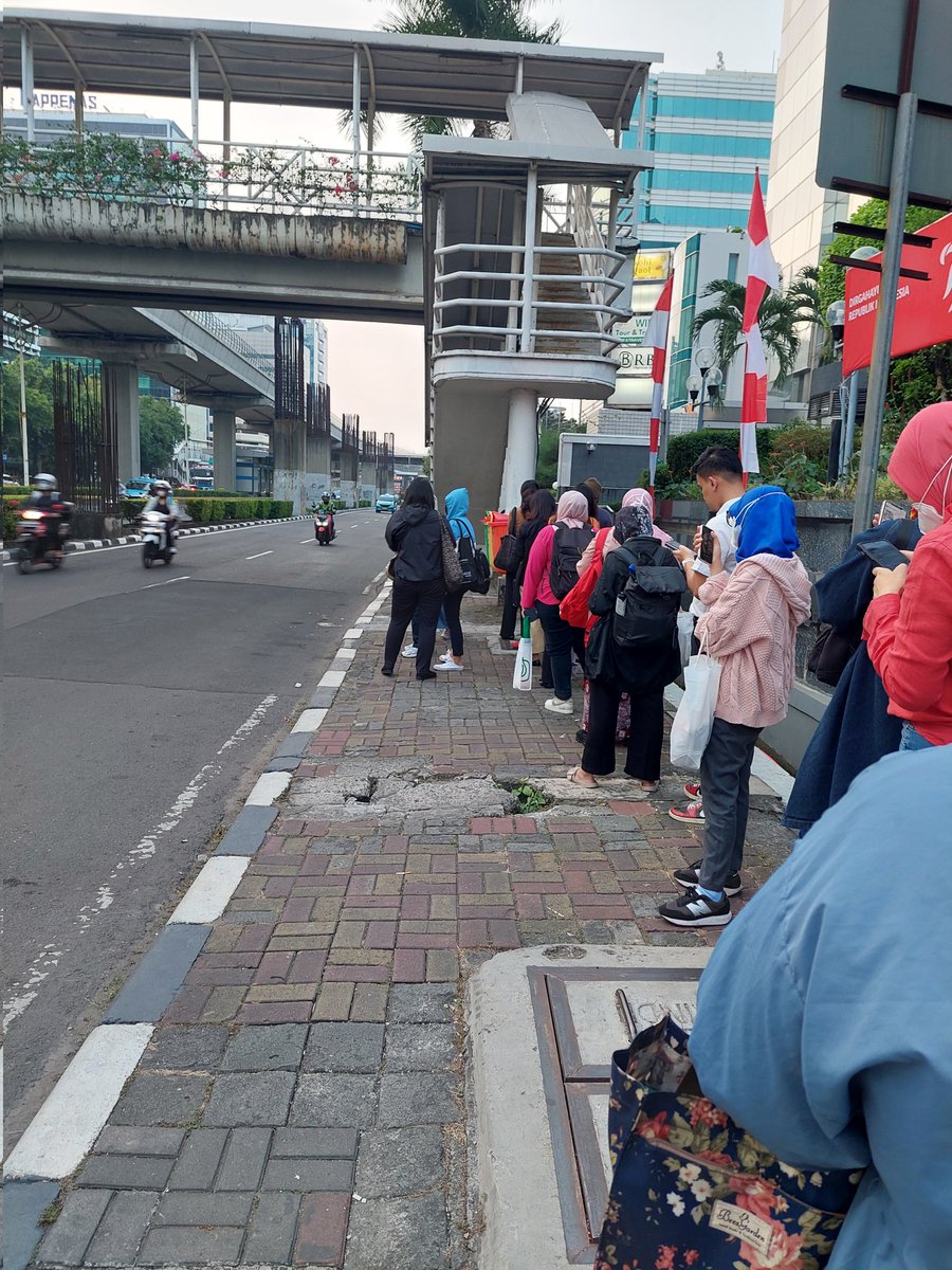 ivanpermanaIPE's tweet photo. Hampir setiap hari antrian sore hari armasa RT D31 jurusan Kuningan - Cinere mengular sejak di halte Wisma Budi. Mohon pejabat terkait dpt menambah armada bis kepulangan minimal 2 bis aja dulu. Terima kasih. @PT_Transjakarta @TfJakarta https://t.co/jF3gIilExo