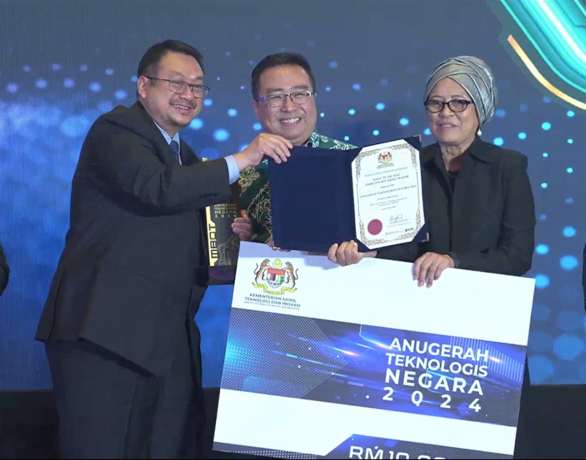 ZabriTalib's tweet photo. Tahniah DATO' Ts. DR. HAJI AMIRUDIN BIN ABDUL WAHAB atas Anugerah Teknologis Negara 2024. Ini adalah satu pencapaian tertinggi dan menjadi inspirasi kepada semua teknologis di Malaysia. 

Respek Dato! dan respek tim MBOT!💪 https://t.co/G8qaxZh3Lr