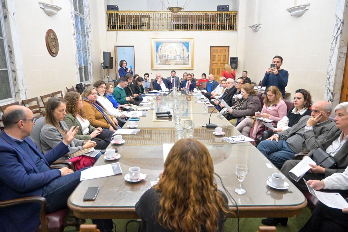 giselmahmud's tweet photo. Santa Fe, por su historia y como escenario de grandes debates políticos, tiene un gran protagonismo en el aniversario de los 30 años de la Reforma de la Constitución Nacional 📖⚖️

Seguimos trabajando y coordinando de manera amplia y transversal una agenda de actividades, homenajes y reconocimientos. Repasar esa historia, pensando esta realidad y proyectando un futuro mejor para nuestro país 🙌🇦🇷

#30AñosDeLaReforma #SantaFe #Argentina