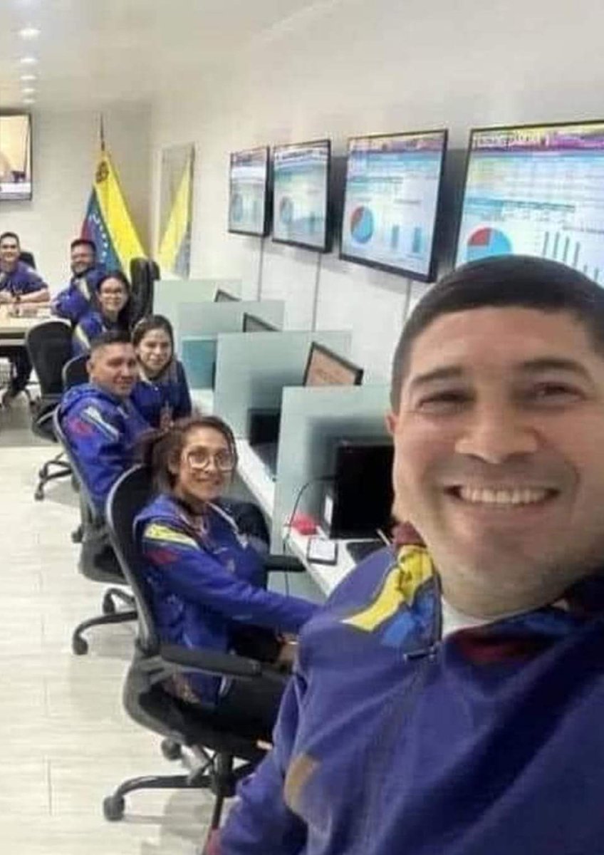 NicolasJuarezLR's tweet photo. Coincidente mente encontraron muerto al hombre que sacó la selfie https://t.co/p2a4dgkHOe