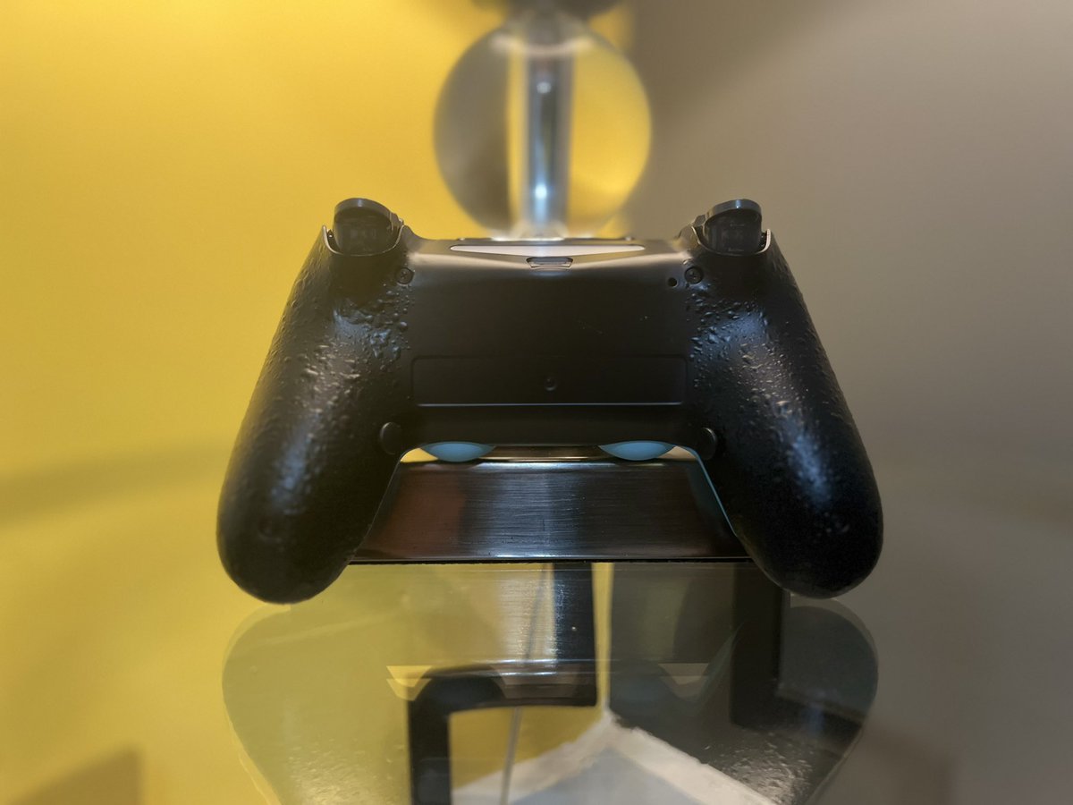 BenjiCustoms's tweet photo. Custom PS4 Controller for @PaceR 

2 Back Buttons
Soft Touch Front Shell
Textured Back Shell
Colored Face Buttons https://t.co/dY3vLyay2t