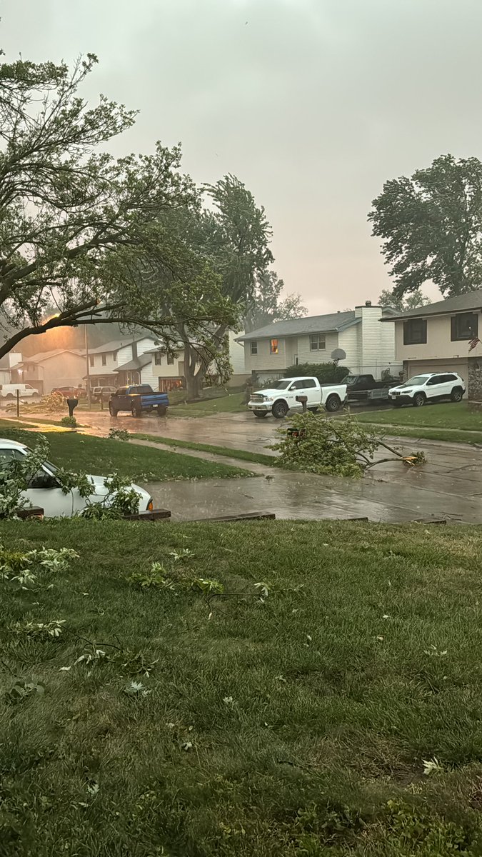 hayesmichael's tweet photo. @NWSOmaha @KETV @WOWT6News @3NewsNowOmaha severe wind and down limbs at 48th and Aspen Dr. near Bryan High School. https://t.co/XTXdF8EPOw