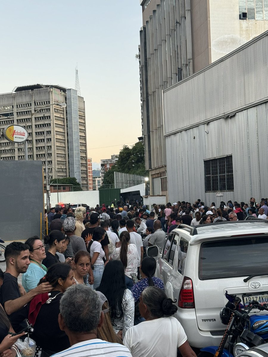 Mario91Dandrea's tweet photo. #31J Así se encuentra zona 7 en Boleita (PNB) a las 6:51 pm

La enorme fila de familiares para entregarle sustento a sus detenidos.

Igualmente hace minutos llamaron funcionarios de defensoría pública a los padres de menores de edad arrestados para informarles que están acá. https://t.co/5raYa4f35K