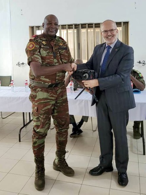 AmbAllBenin's tweet photo. Aujourd’hui j’avais l’honneur de remettre encore 42 caméras thermiques d’une valeur de 3 millions € au Chef d’État-Major de la Garde Nationale (Commandant de l’opération Mirador).
▶️ Augmentation significative du soutien 🇩🇪 pour 🇧🇯 pour la sécurisation des frontières au Nord 🫱🏻‍🫲🏾 https://t.co/rPsb2HLh4X