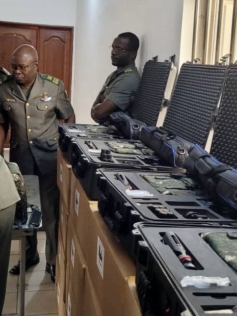 AmbAllBenin's tweet photo. Aujourd’hui j’avais l’honneur de remettre encore 42 caméras thermiques d’une valeur de 3 millions € au Chef d’État-Major de la Garde Nationale (Commandant de l’opération Mirador).
▶️ Augmentation significative du soutien 🇩🇪 pour 🇧🇯 pour la sécurisation des frontières au Nord 🫱🏻‍🫲🏾 https://t.co/rPsb2HLh4X