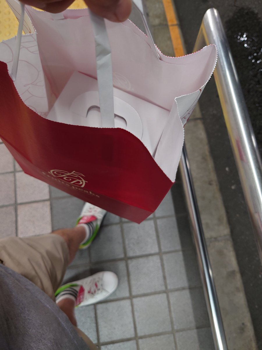 antenna11391's tweet photo. フルーツピークスの桃のホールケーキ。
一人でペロッといただき。
至福(*^^*)
#フルーツピークス
#桃 https://t.co/xEYLYr65nE