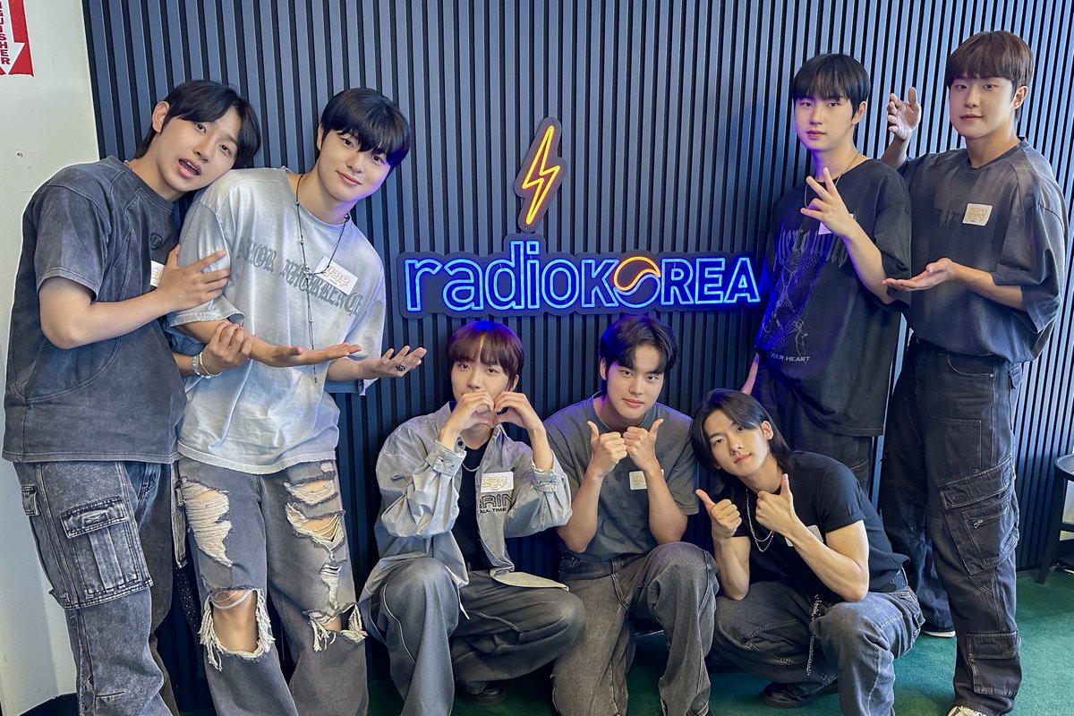 NewBeat_twt's tweet photo. [📸]

Radio Korea ‘Goodday LA’ 종료‼️

첫 라디오라 긴장도 많이 했지만 
앞으로 다양한 모습 많이 보여드릴테니 
기대 많이 해주세요🫶🏻🫶🏻

#HIGHnLOW #ThREDingChallenge 
#NewBeat #NewBoyGroup
#DebutPromotion https://t.co/3Rlhfd9wo3