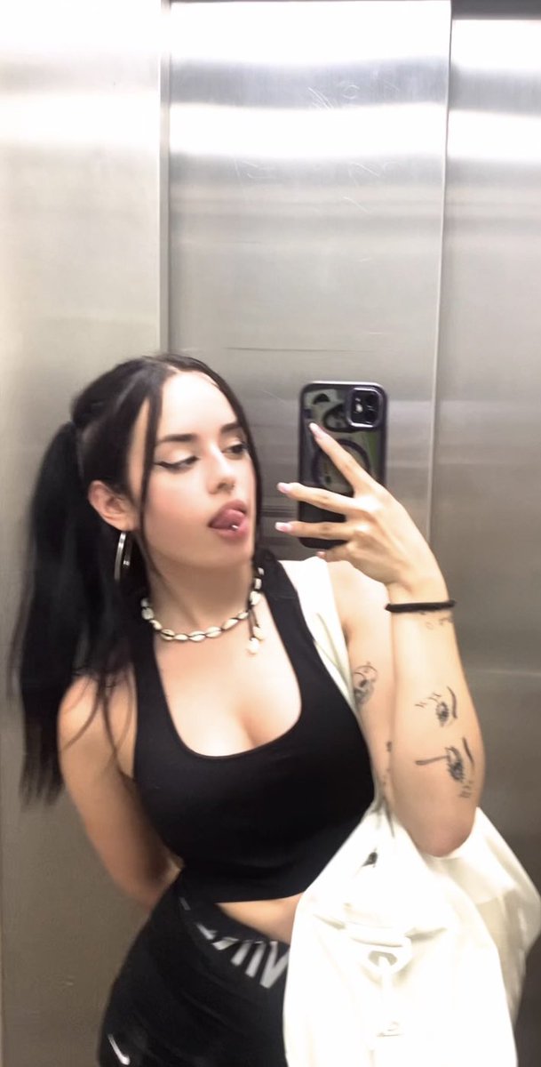 _fionafp's tweet photo. 🐰🖤 nuevo peinado pal gym https://t.co/I4Pr7aDXTN