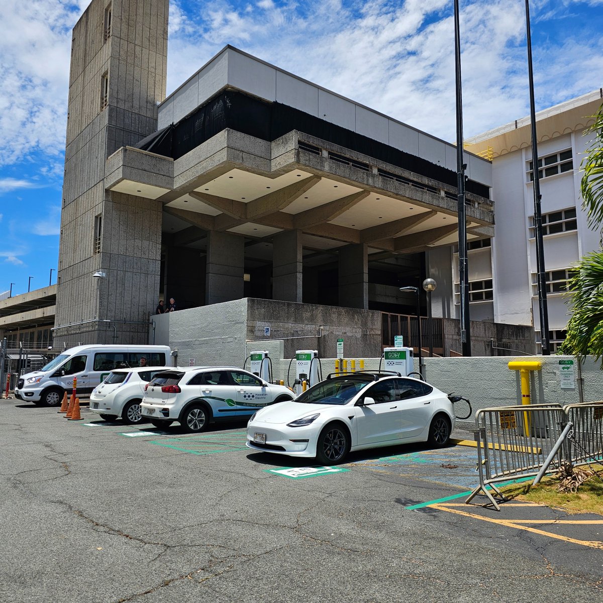 jaycadla's tweet photo. 6 new fast chargers put in at Hawaiian Electric on Ward in Honolulu. https://t.co/BuzKKM5g59
