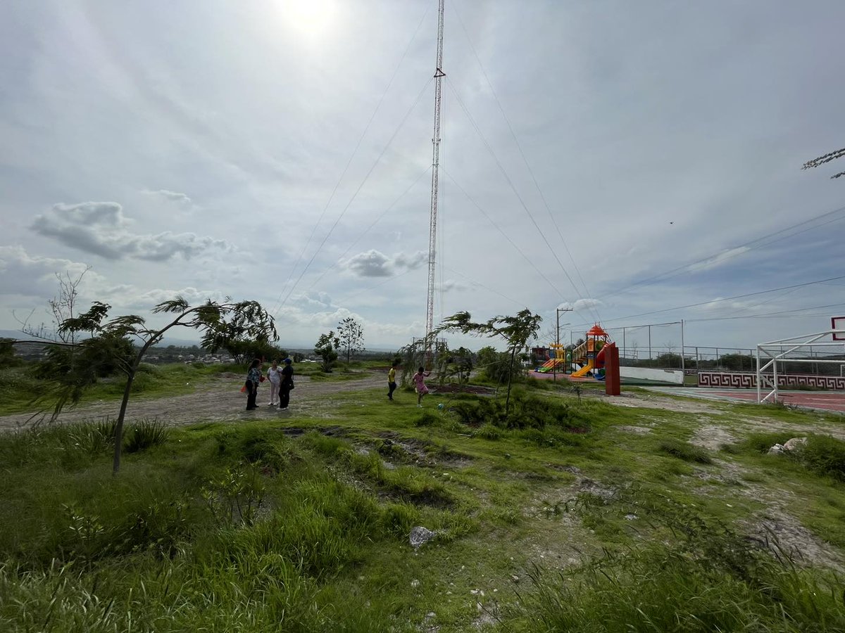 NewsSanmiguel's tweet photo. #QUEJA Vecinos del fracc La #Lomita, #reprochan el uso de su parque para poner una antena sin avisarles. #DesarrolloSocial dijo que era de Internet y luego que del C4, contradiciéndose. Dolores Rosales llegó entre el grupo de Presidencia.
#sanmigueldeallende #ReporteCiudadano https://t.co/lDVbK7lvq7