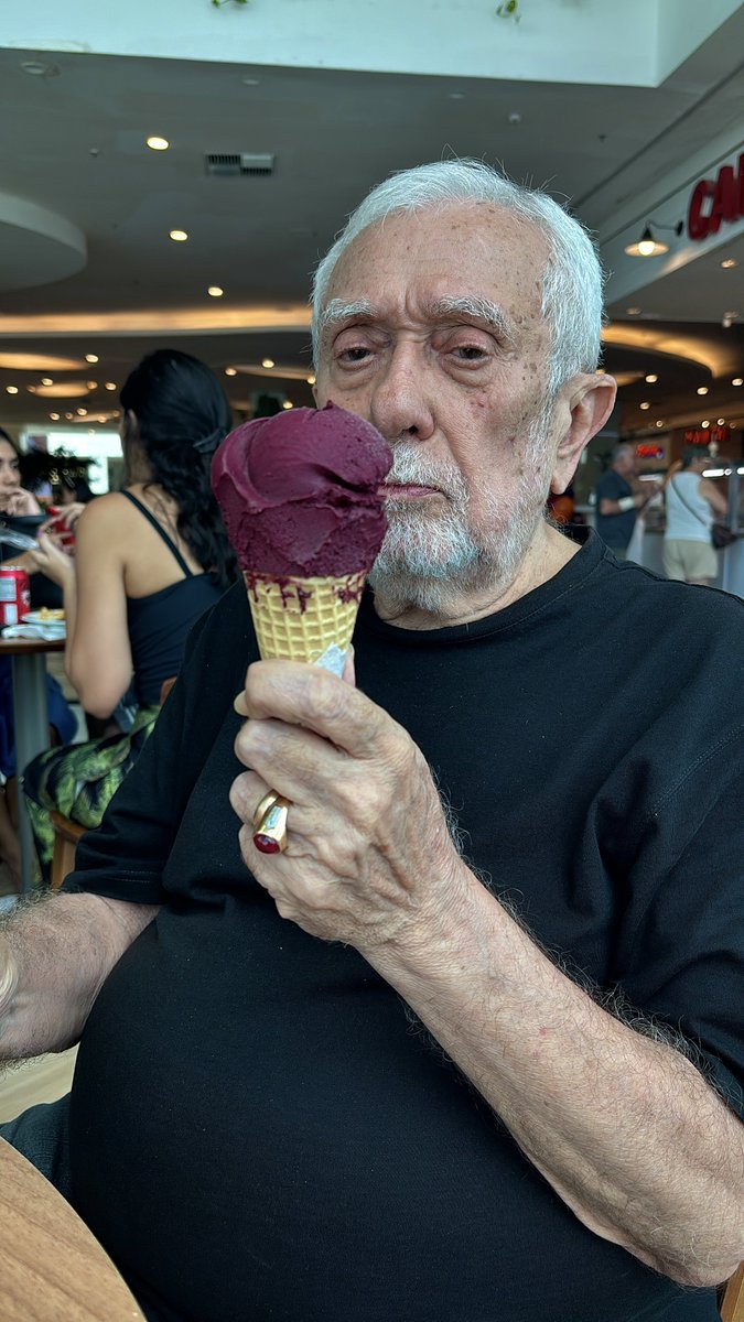 tantotupiassu's tweet photo. Desde que quebrei o pé, as coisas têm sido meio solitárias: tenho que evitar sair de casa, tenho que ficar com o pé pra cima.

Nesse processo, meu pai tem sido fundamental.

Ele faz meu supermercado, traz meus remédios, cuida da casa.

Mas agora ele se superou. https://t.co/tWkimgwKDF