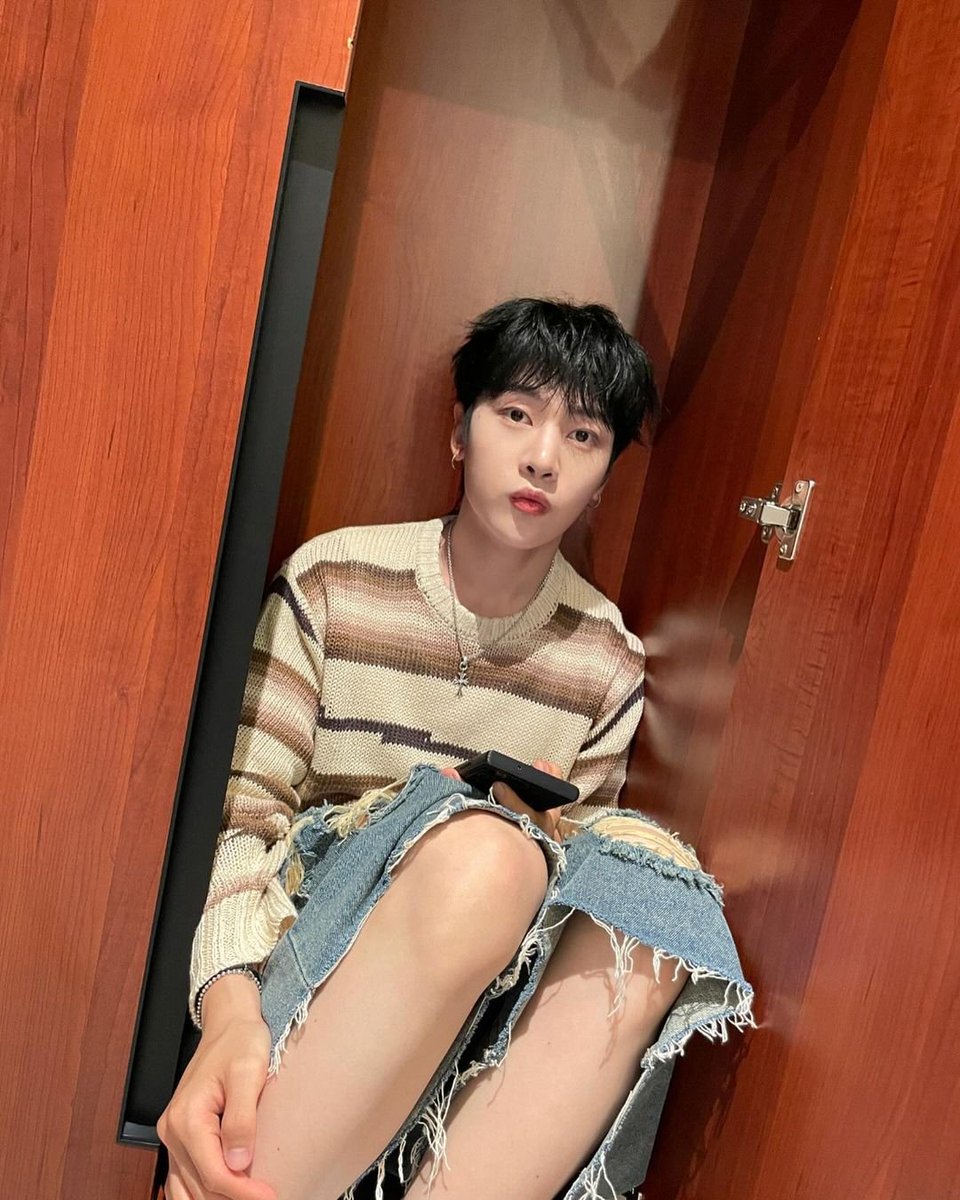 S02WH's tweet image. 👻

#rizzinthemaking
#mycreativespace
#alonetime
#yalleverjustwannasitinacloset