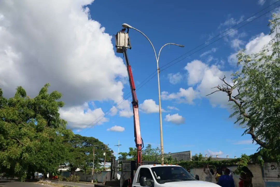RafaelMaracay21's tweet photo. Continuamos trabajando en la optimización de la vialidad de nuestro municipio, realizando las labores del desmontaje del control de intersección semaforizada en la Av. Aragua con Av. Maracay. ¡Seguimos Avanzando! 

@NicolasMaduro
@Soykarinacarpio 

#Maracay https://t.co/PCgwhwbk5G
