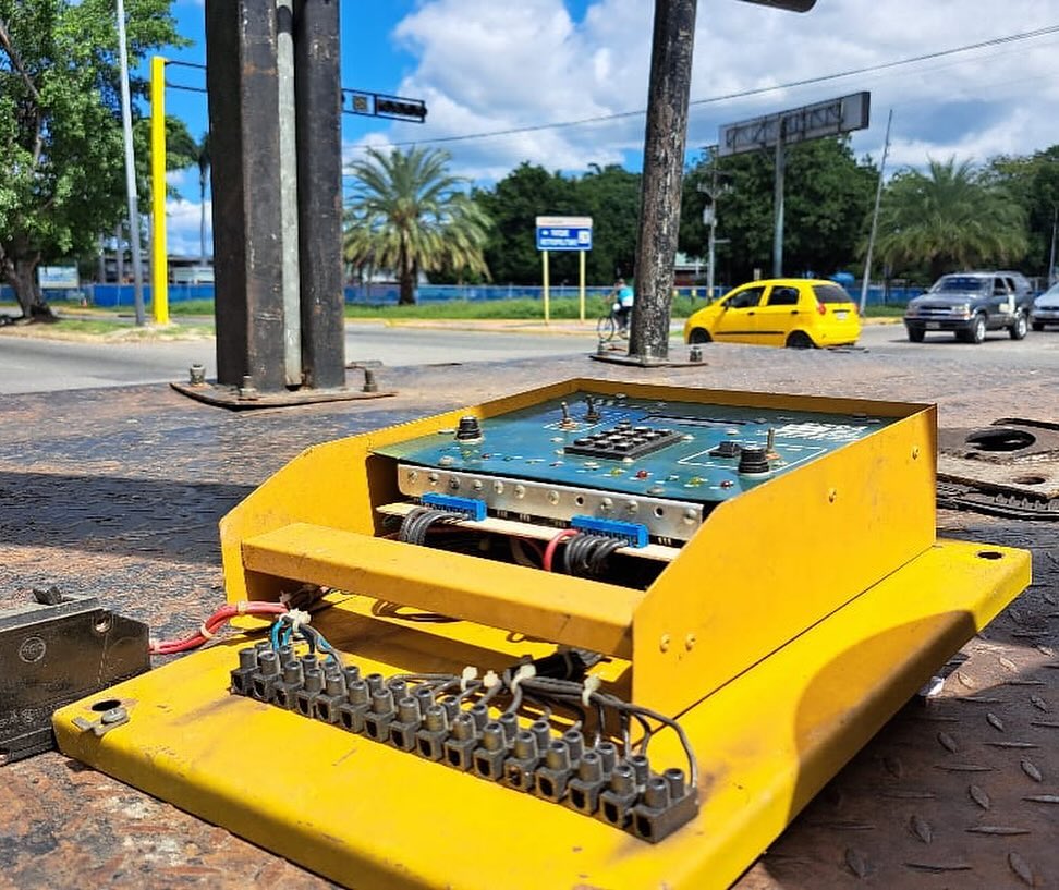 RafaelMaracay21's tweet photo. Continuamos trabajando en la optimización de la vialidad de nuestro municipio, realizando las labores del desmontaje del control de intersección semaforizada en la Av. Aragua con Av. Maracay. ¡Seguimos Avanzando! 

@NicolasMaduro
@Soykarinacarpio 

#Maracay https://t.co/PCgwhwbk5G