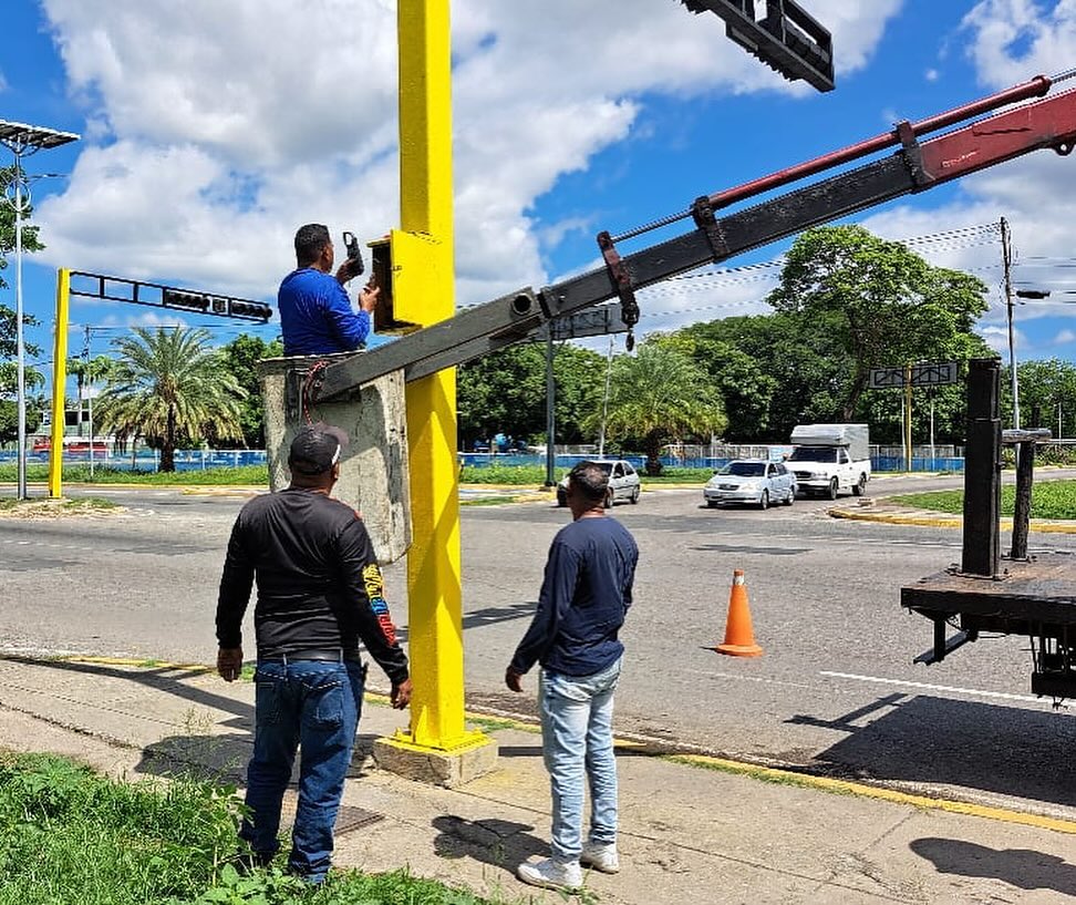 RafaelMaracay21's tweet photo. Continuamos trabajando en la optimización de la vialidad de nuestro municipio, realizando las labores del desmontaje del control de intersección semaforizada en la Av. Aragua con Av. Maracay. ¡Seguimos Avanzando! 

@NicolasMaduro
@Soykarinacarpio 

#Maracay https://t.co/PCgwhwbk5G