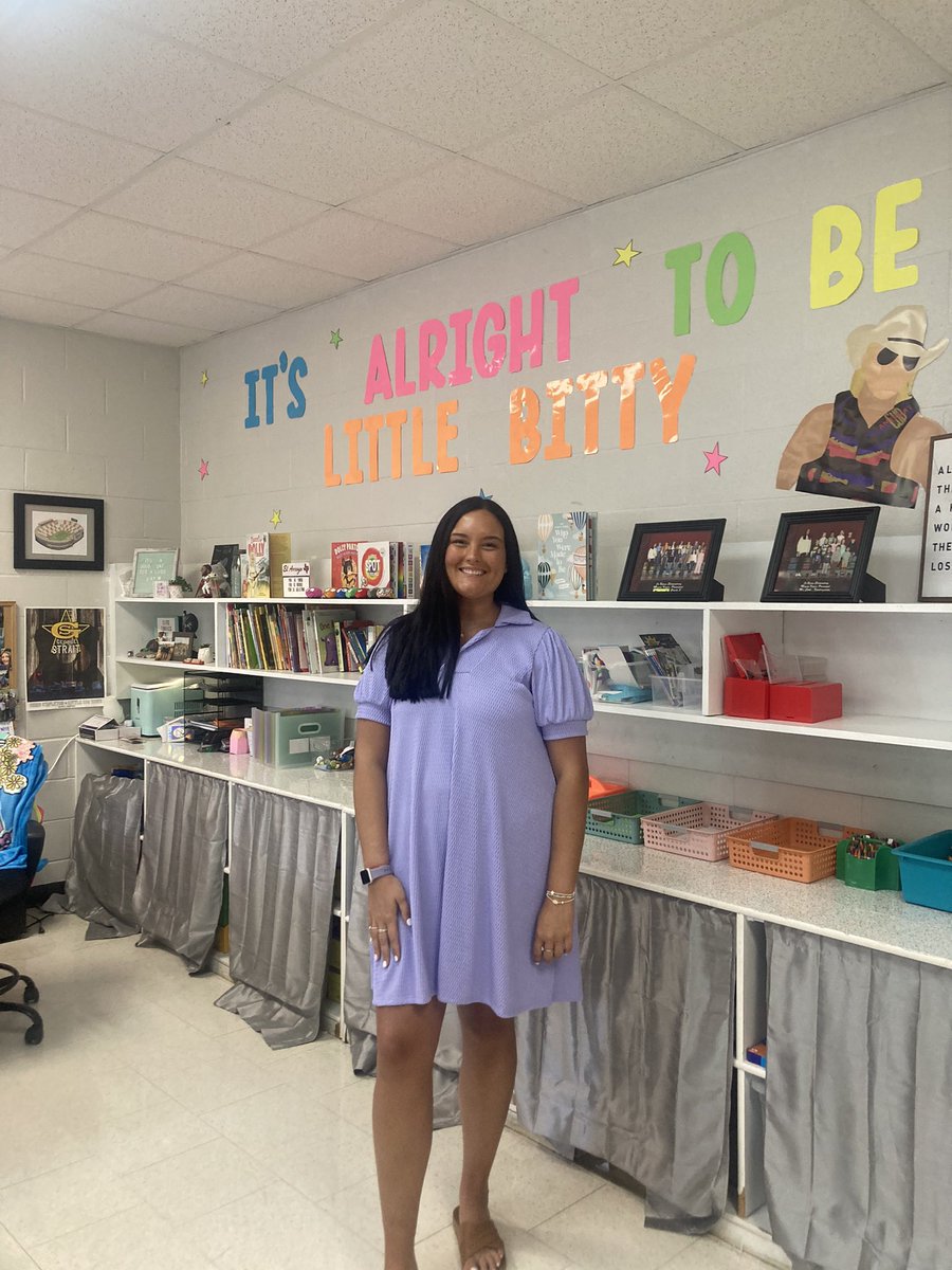 williamson_tam's tweet photo. Riley is ready for first grade friends at Open House tonight! @KrisleJackets @RobCoSchools https://t.co/jpTiEBeDFu