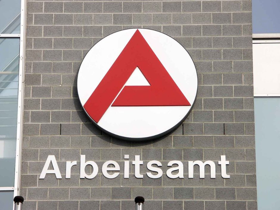 3-0!
Befreiungsschlag für den HSV. Der HSV sichert Rüdiger Rammel durch einen deutlichen Sieg gegen den SC Paderborn den Job. Somit muss sich Rammel nicht zum Arbeitsamt begeben.
#RammelHSV