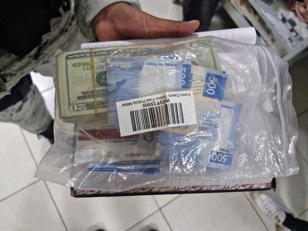 Libro_negro_'s tweet photo. #ULTIMAHORA 🔴|Elementos de la Guardia Nacional de México catearon el cuartel de la Guardia Nacional ubicado en el municipio de Tepatitlán de Morelos, Jalisco y encontraron armas sin registrar y más de 48 mil dólares. https://t.co/jYROWT2Qdo