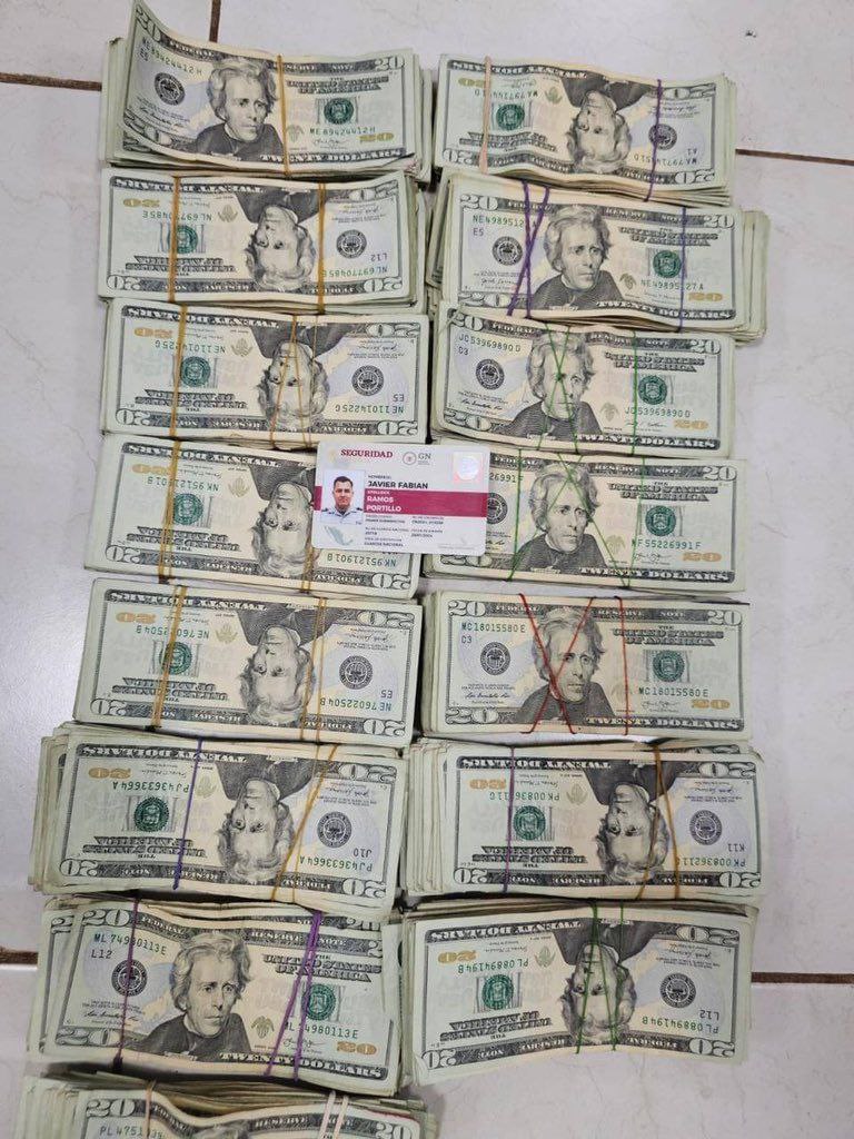 Libro_negro_'s tweet photo. #ULTIMAHORA 🔴|Elementos de la Guardia Nacional de México catearon el cuartel de la Guardia Nacional ubicado en el municipio de Tepatitlán de Morelos, Jalisco y encontraron armas sin registrar y más de 48 mil dólares. https://t.co/jYROWT2Qdo