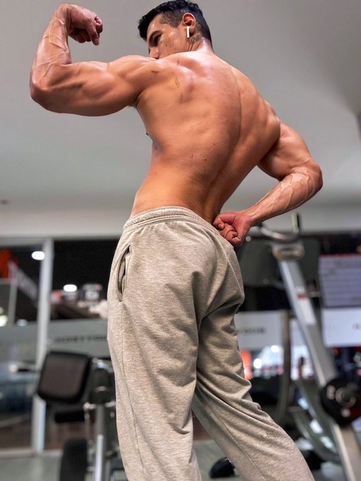 Guess Who never left.   🙌🏽🇨🇴💪🏽✨💎 #workout #back #hot #guy #aesthetic #fitness #fitnesslifestyle #FitnessMotivation<a href="/tag/workout"class="tags">#workout</a><a href="/tag/back"class="tags">#back</a><a href="/tag/bodybuilding"class="tags"><span>#bodybuilding</span></a><a href="/tag/fitnessaddict"class="tags"><span>#fitnessaddict</span></a><a href="/tag/fitness"class="tags"><span>#fitness</span></a><a href="/tag/fitnessmotivation"class="tags"><span>#fitnessmotivation</span></a>