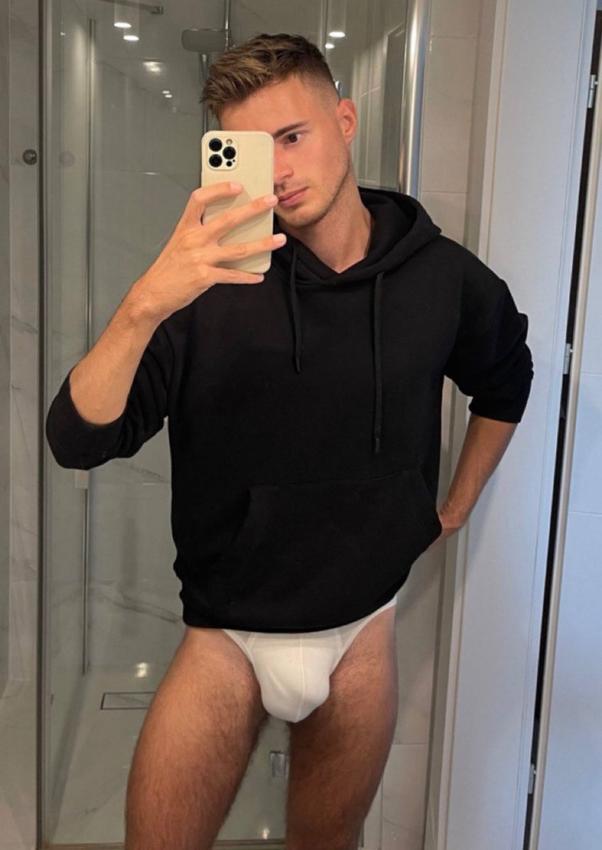 bigbroth4u's tweet photo. This li'l bro's hefty bulge is very interesting. https://t.co/DnF7fT2zwh