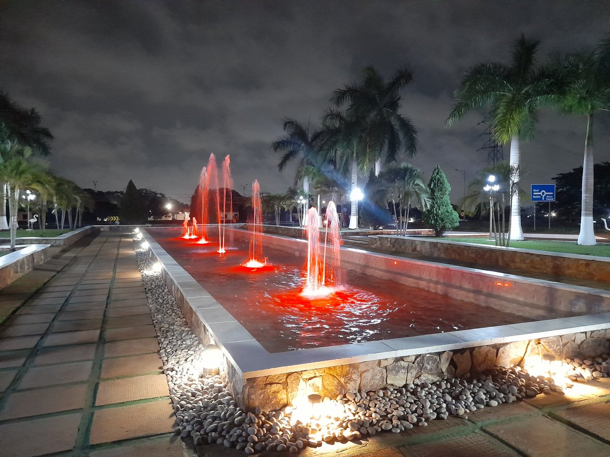 maama_nii's tweet photo. The refurbished water fountain at the main entrance of the  University of Ghana 🔥
Enjoy the view 😊
#UGIS75 https://t.co/FFaG4huBtD
