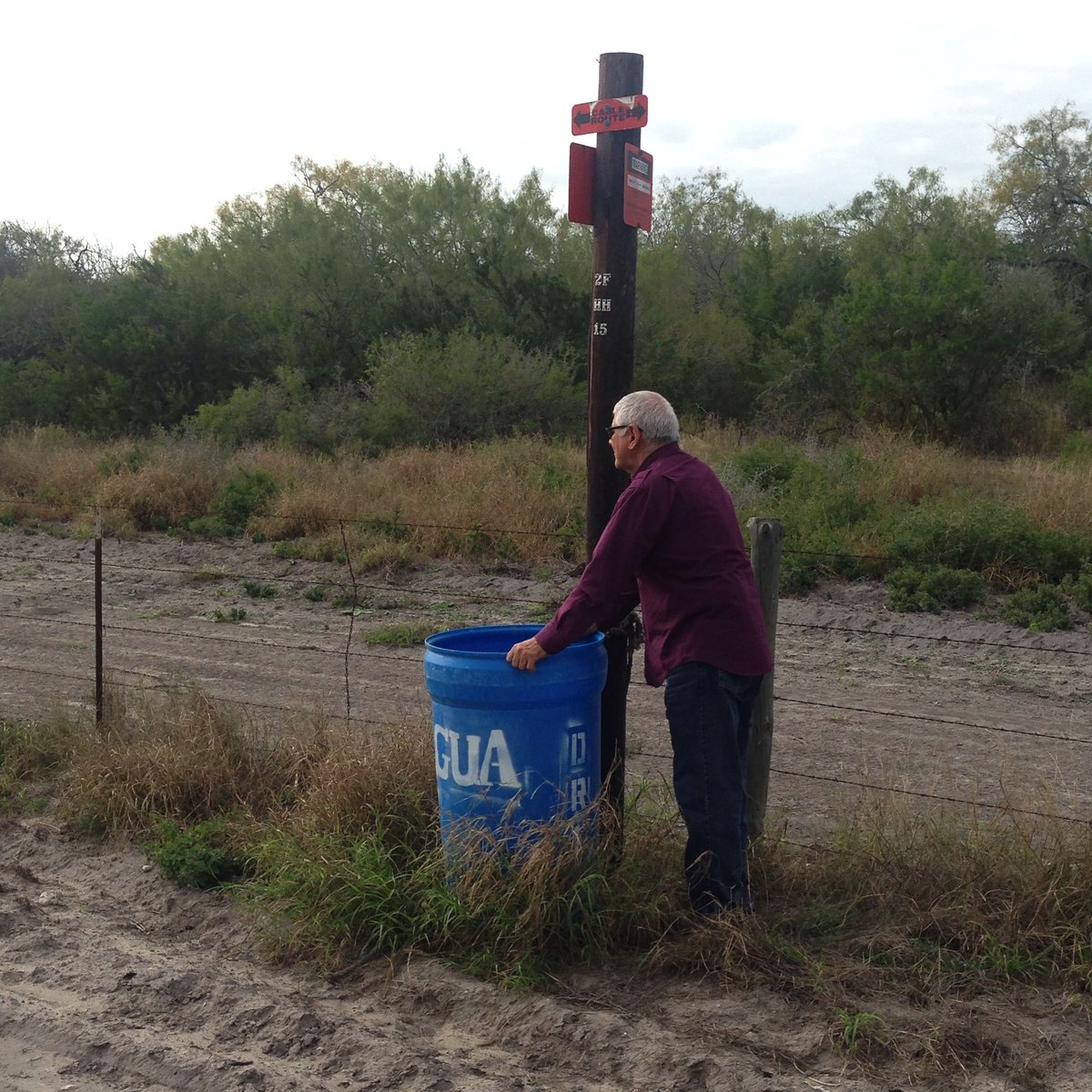 adam_wola's tweet photo. We'll never know how many lives Eduardo Canales saved—dozens? maybe hundreds—by leaving water stations in Brooks County, Texas, where huge numbers of migrants are lost to dehydration.

We'll miss him and hope that the vital work of the South Texas Human Rights Center continues. https://t.co/CyB7b8MQ3v