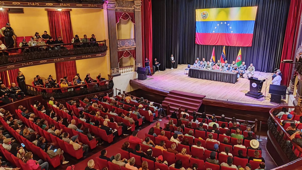 CaraboboGB's tweet photo. A juicio del Gobernador Rafael Lacava, tras anunciar la paulatina recuperación de la normalidad en la entidad carabobeña, el momento que vive el país exige el surgimiento de verdaderos líderes de oposición, democráticos y que crean en el diálogo y la paz. https://t.co/eGw5O8HobB